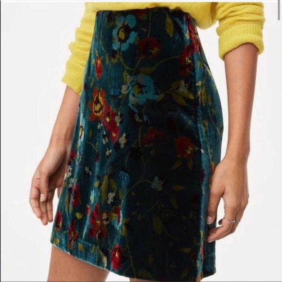 Velvet pencil skirt size 0P - Picture 2 of 7